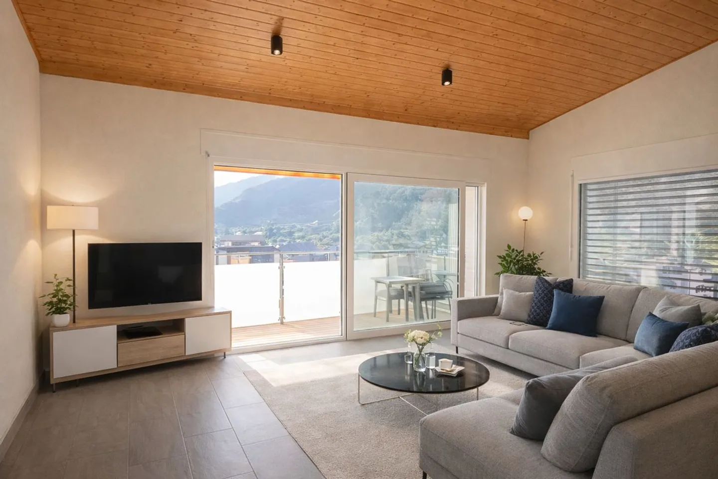 Appartement en attique de 4,5 pièces avec grand balcon. - Foto 2 von 10