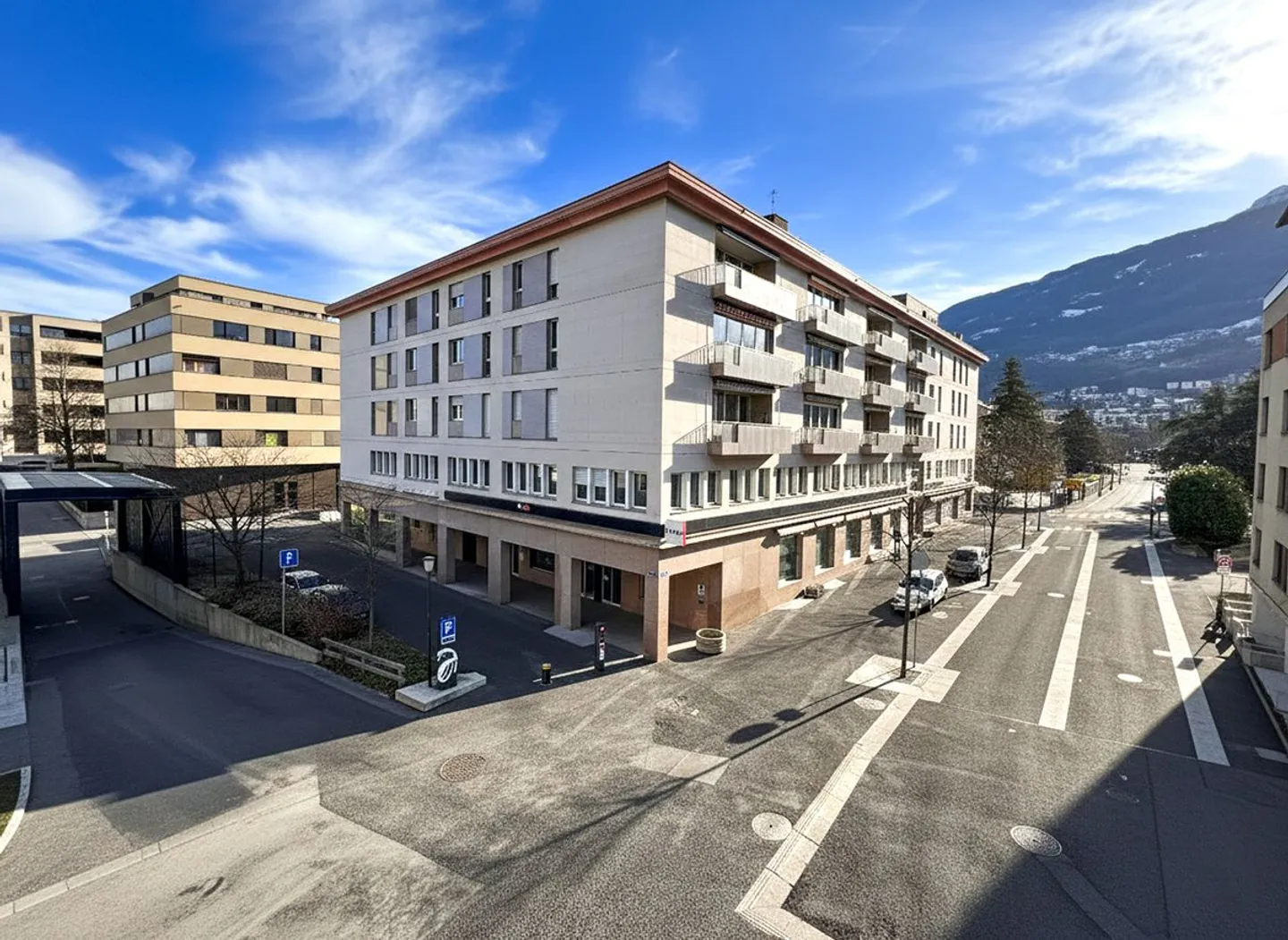 Bellissimo spazio commerciale, ben affittato con un rendimento lordo del 5,5%. - Foto 1 di 10