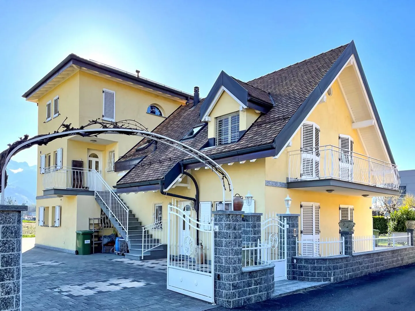 Splendida casa a schiera di 4,5 stanze con giardino privato e camino. - Foto 1 di 13