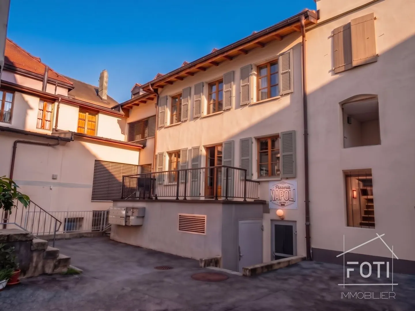 Immeuble de rendement au coeur de St-Maurice avec 11 lots entièrement loués - 5% - Foto 1 di 12