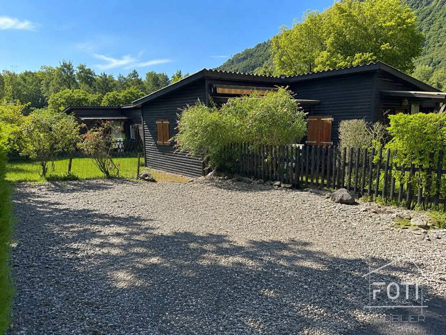 2.5 Room Bungalow with View in Saint-Maurice to Renovate - Photo 2 of 11