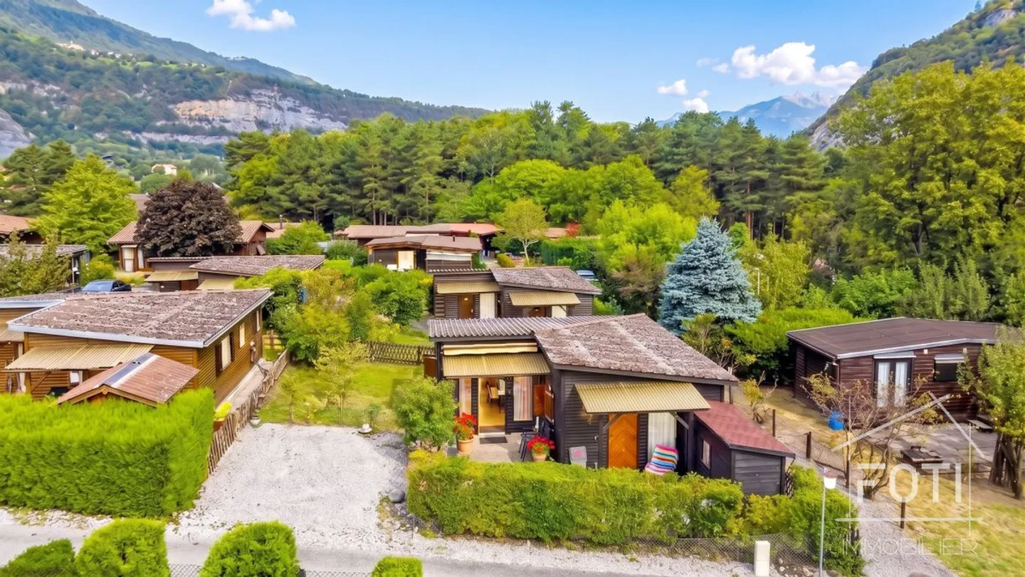 2.5 Room Chalet with View in Saint-Maurice to Renovate - Photo 2 of 13