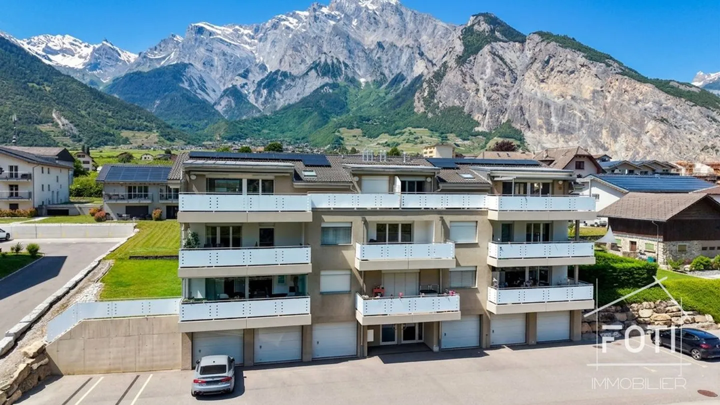 Beautiful penthouse with terrace and view in St-Pierre-de-Clages - Photo 3 of 13