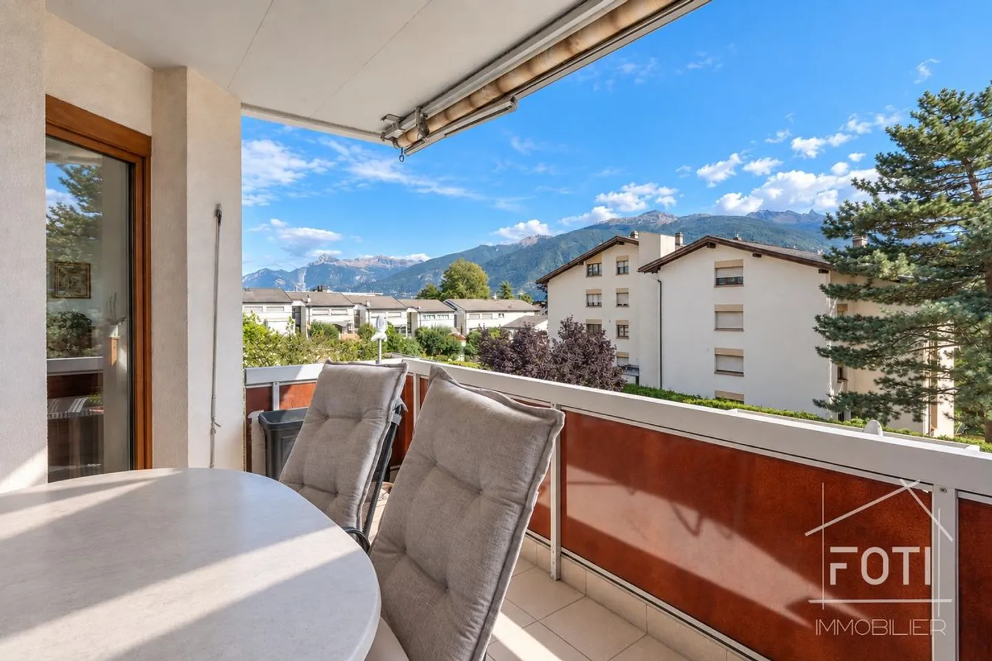 4,5 Zimmer von 115 m² vollständig renoviert, nach Süden ausgerichtet mit Aussicht und Garage - Foto 6 von 13