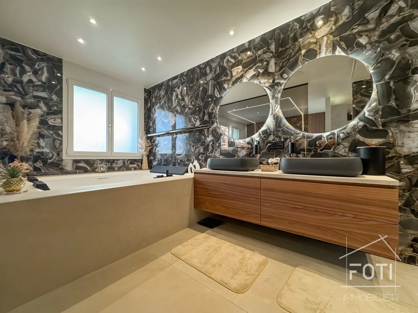 Collombey-Muraz: family villa with 9 rooms, 6 bedrooms including 4 suites, terraces and garden - Photo 13 of 13