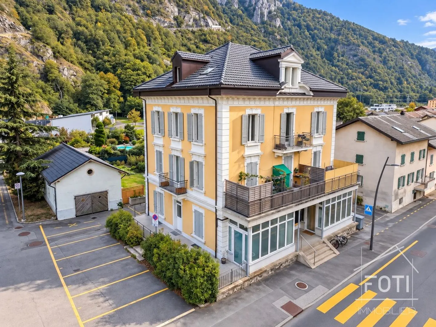 Edificio redditizio con 8 unità completamente affittate al 4,77% lordo + terreno con alto potenziale (1 milione) - Foto 1 di 13