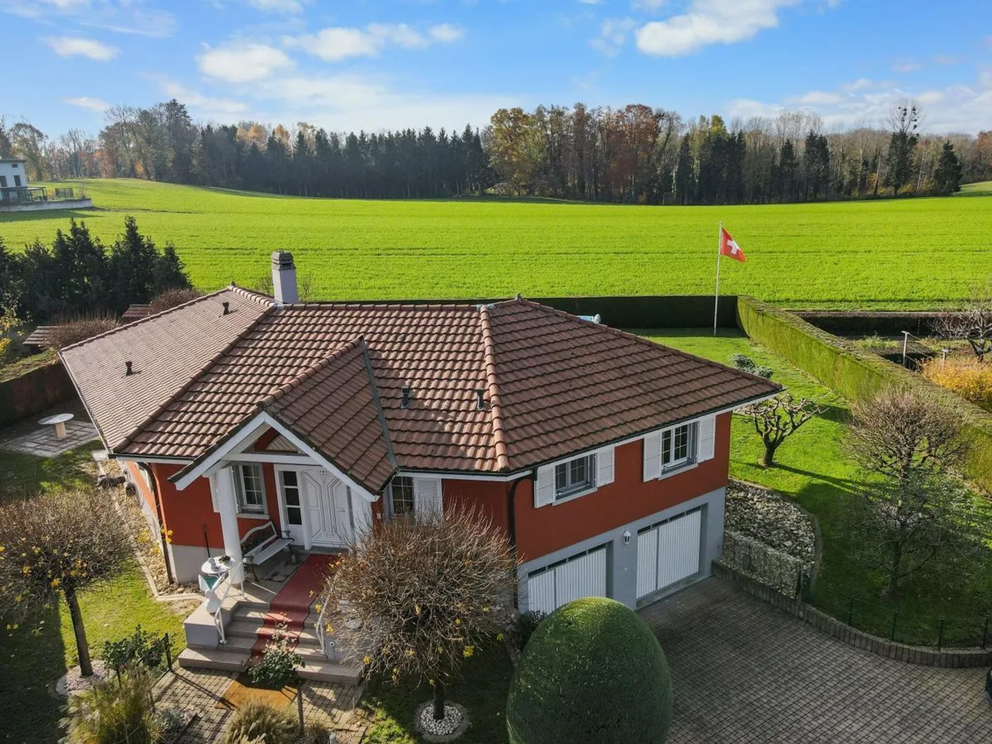 Stunning villa on the edge of agricultural land with a view of the lake - Photo 6 of 13