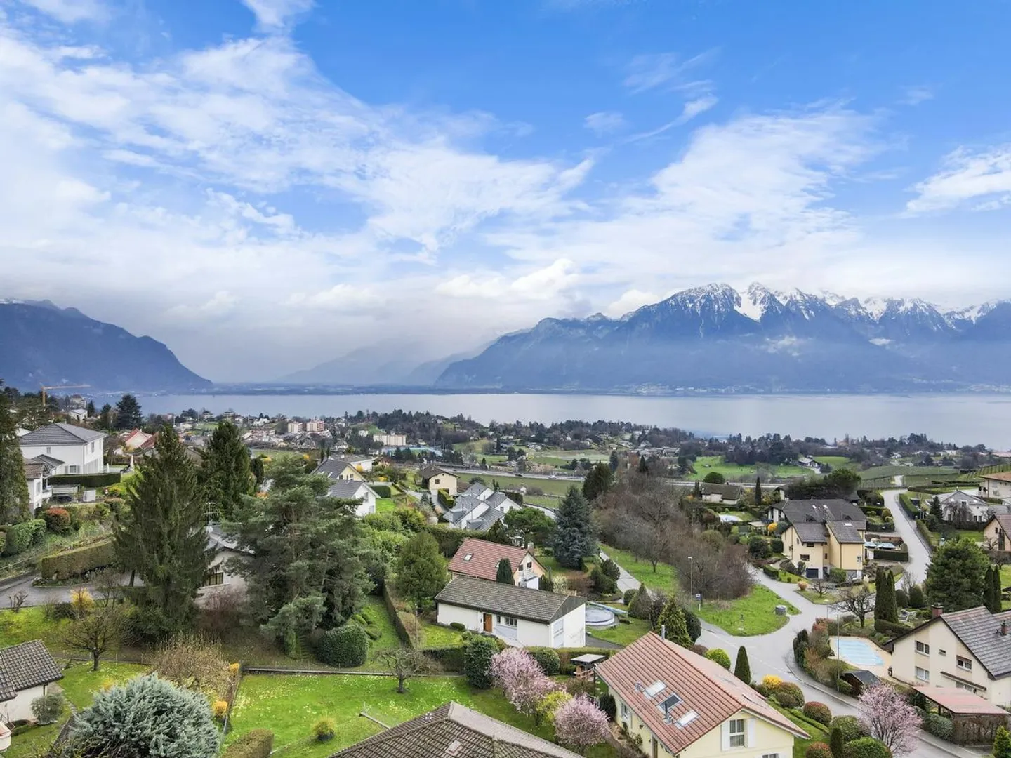 Magnifica Villa a Schiera - Vista Panoramica sul Lago e sulle Montagne! - Foto 3 di 13