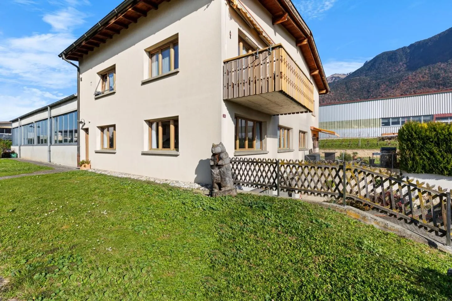 Propriété exceptionnelle en zone artisanale comprenant trois logements et un atelier - Photo 5 sur 13