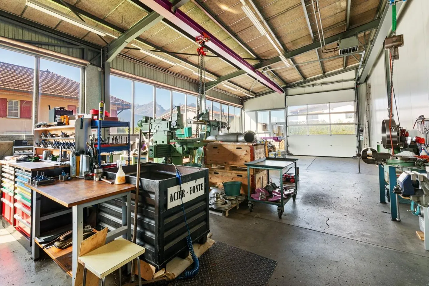 Propriété exceptionnelle en zone artisanale comprenant trois logements et un atelier - Photo 3 sur 13
