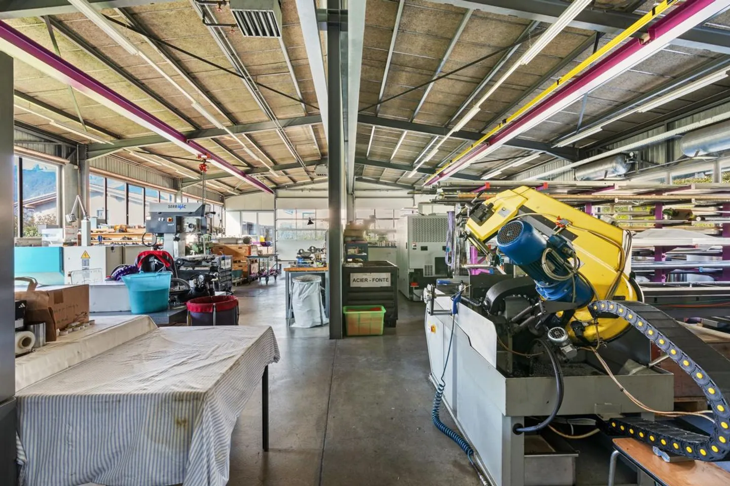 Propriété exceptionnelle en zone artisanale comprenant trois logements et un atelier - Photo 4 sur 13