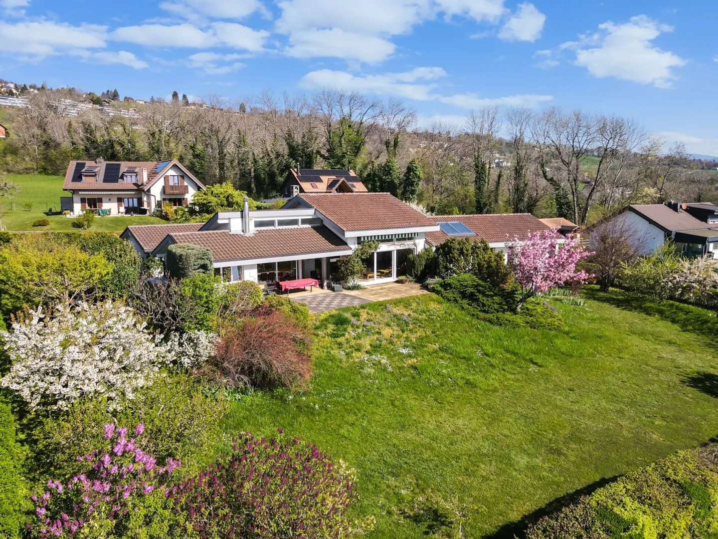 Panorama eccezionale e prospettive di ampliamento per questa villa familiare alle porte di Genolier - Foto 1 di 13