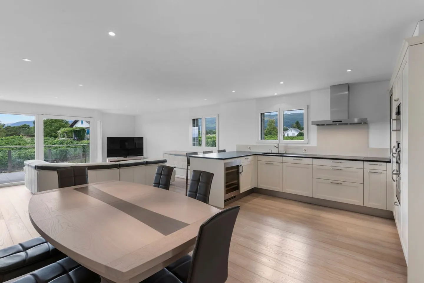 High-end apartment with unobstructed view - Photo 3 of 13