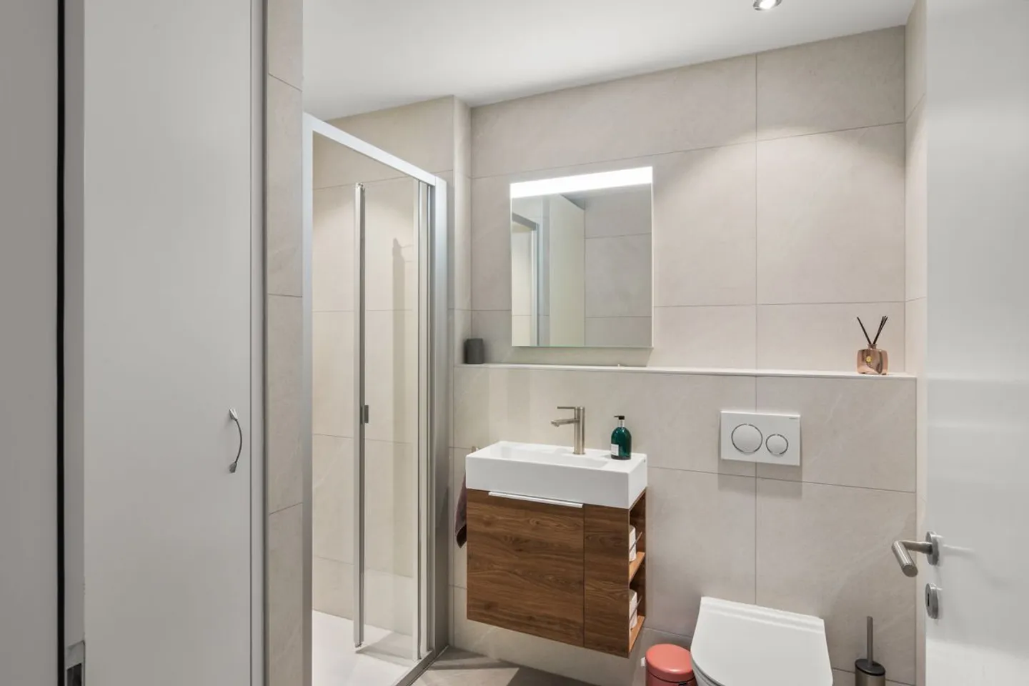 Attique 4.5 pièces de standing, entièrement rénové avec des matériaux de qualité - Foto 7 di 12
