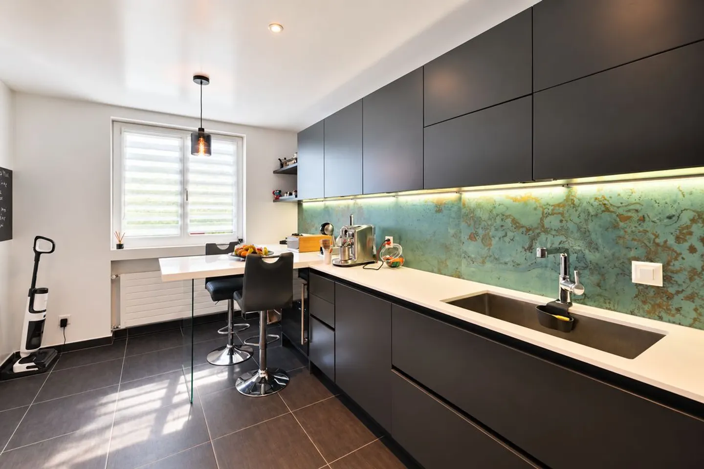 Elegante 5-Zimmer-Wohnung im Herzen eines bewaldeten Parks - Foto 6 von 13