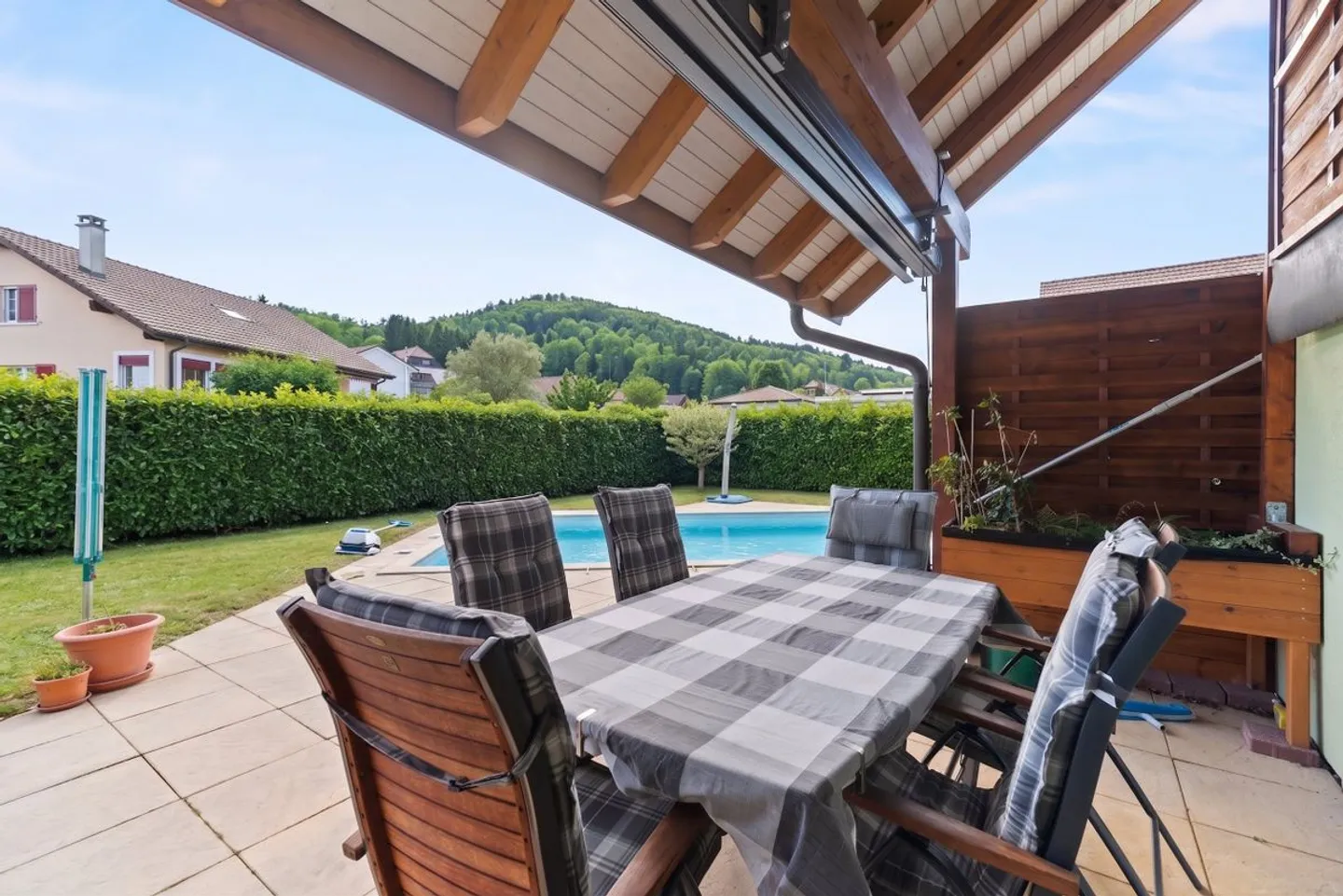  A deux pas d'Estavayer-le-Lac : villa avec piscine, sauna et 4 chambres sur 910 m² - Photo 1 of 13