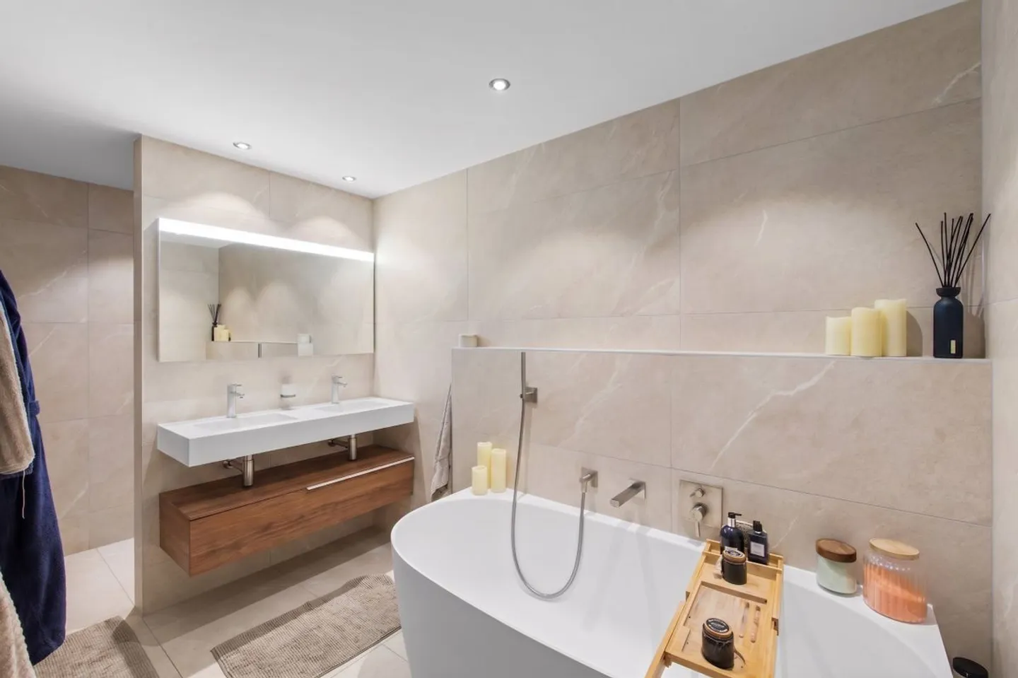 Attique 4.5 pièces de standing, entièrement rénové avec des matériaux de qualité - Foto 3 di 12