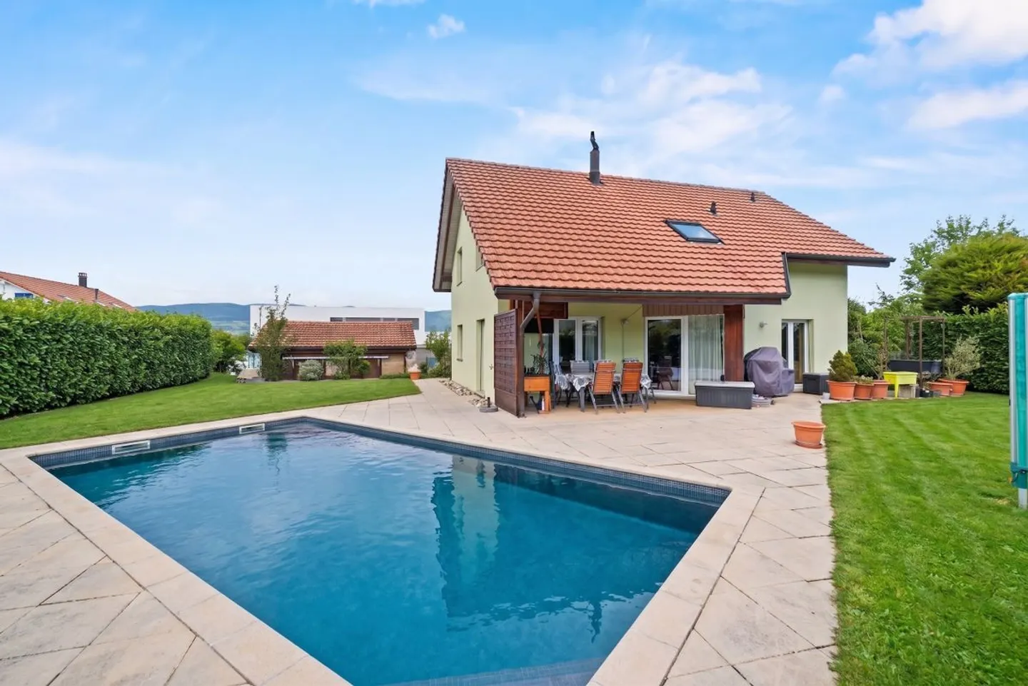 Nur einen Steinwurf von Estavayer-le-Lac entfernt: Villa mit Pool, Sauna und 4 Schlafzimmern auf 910 m² - Foto 1 von 13