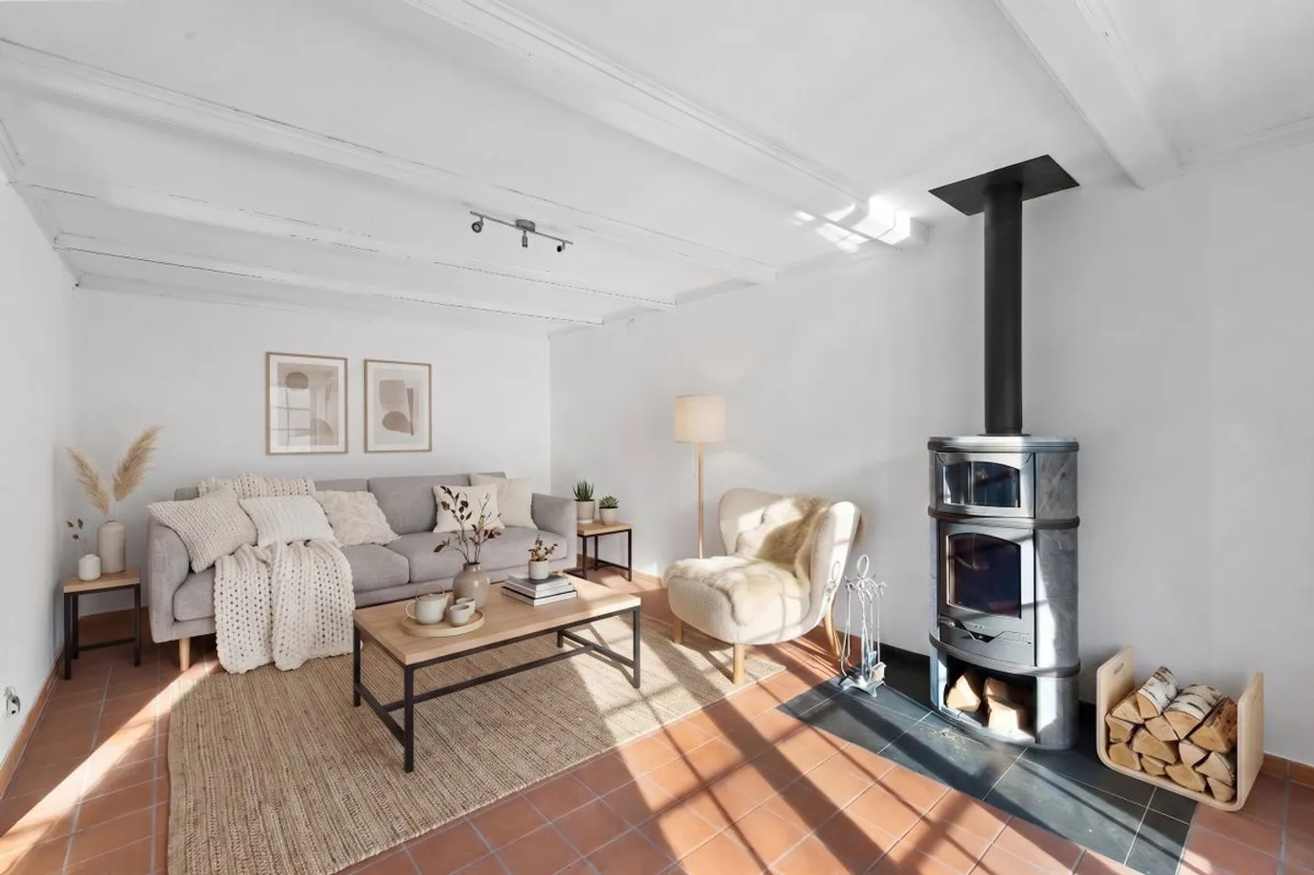 Charming adjoining house with character - Photo 3 of 13
