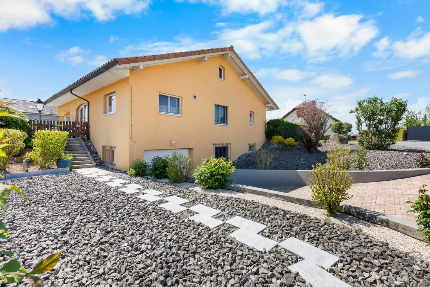 Esclusiva - Casa familiare con ampio terreno, luce eccezionale e potenziale di ampliamento. - Foto 2 di 13