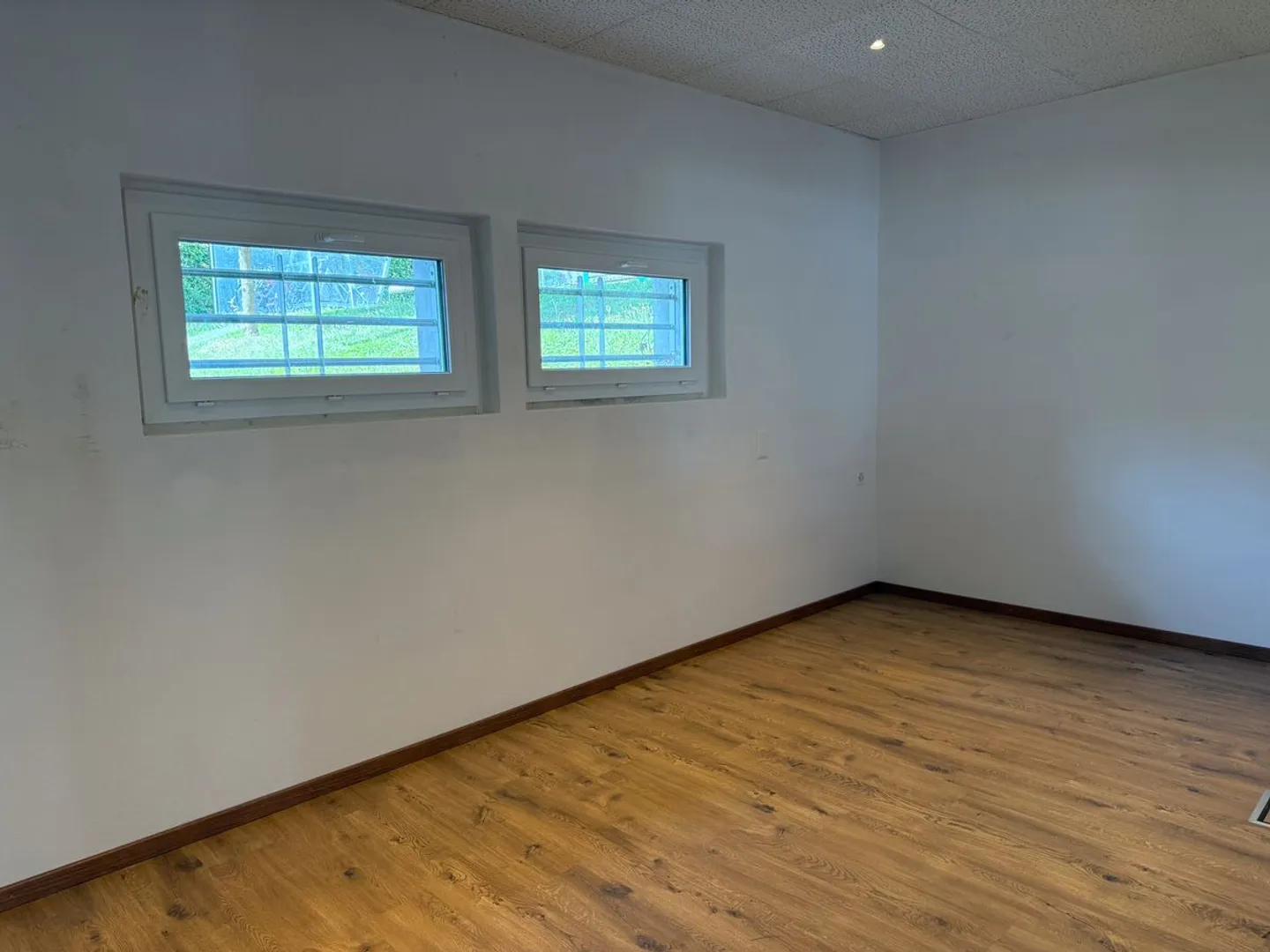 Spazio commerciale versatile di 122m2 con seminterrato e parcheggi - Foto 5 di 13