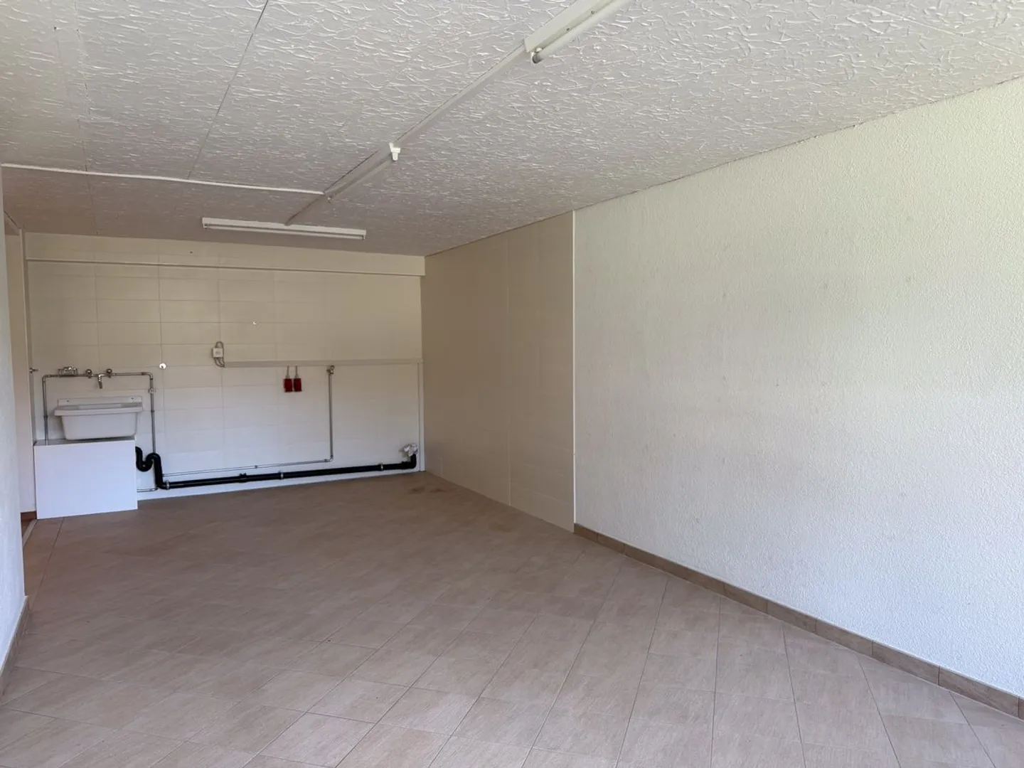 Spazio commerciale versatile di 122m2 con seminterrato e parcheggi - Foto 9 di 13