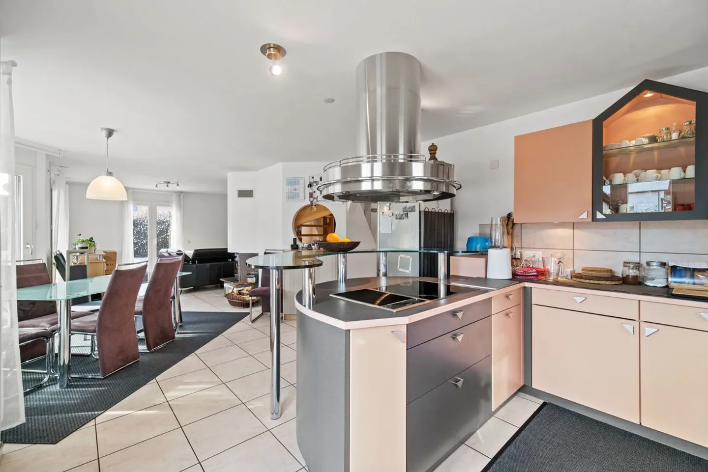  A deux pas d'Estavayer-le-Lac : villa avec piscine, sauna et 4 chambres sur 910 m² - Photo 4 of 13