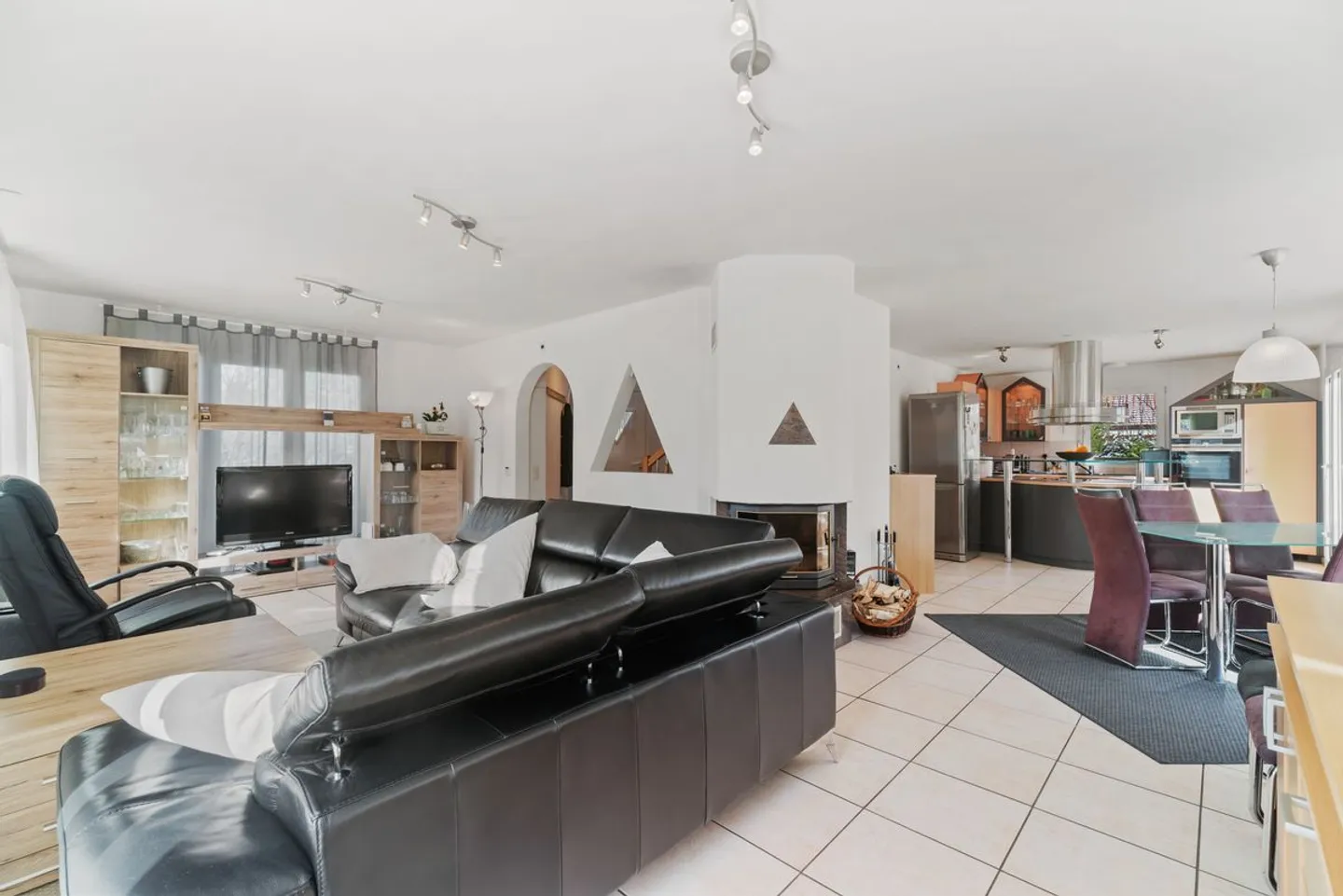  A deux pas d'Estavayer-le-Lac : villa avec piscine, sauna et 4 chambres sur 910 m² - Photo 5 of 13