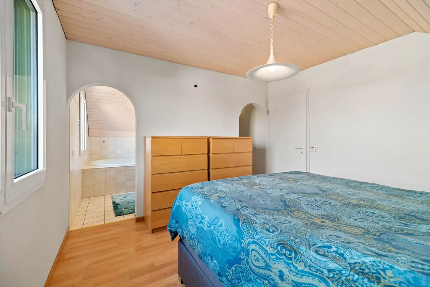  A deux pas d'Estavayer-le-Lac : villa avec piscine, sauna et 4 chambres sur 910 m² - Photo 8 of 13