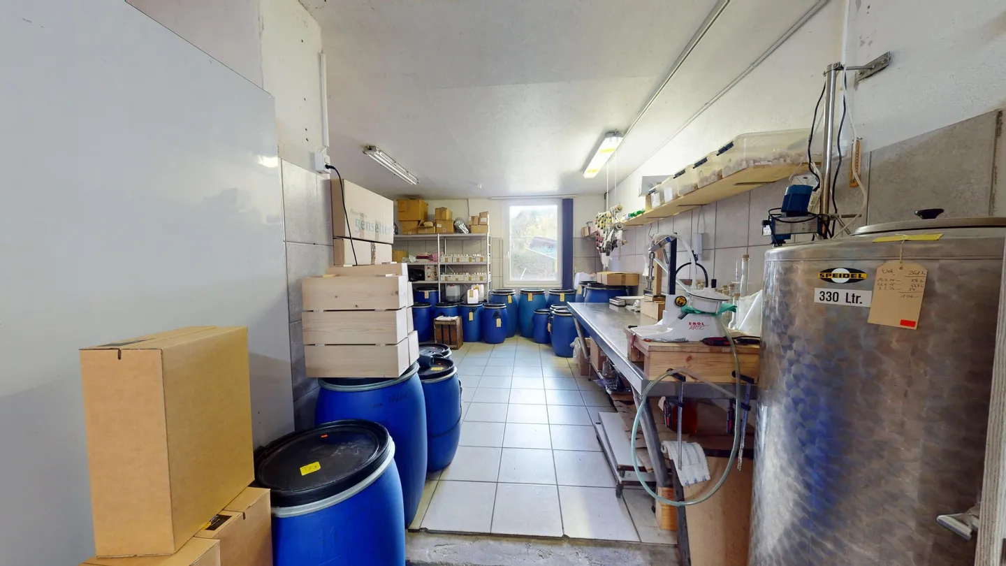Proprietà commerciale con distilleria completamente attrezzata e potenziale di ampliamento per un ampio appartamento di 5½ stanze - Foto 7 di 13