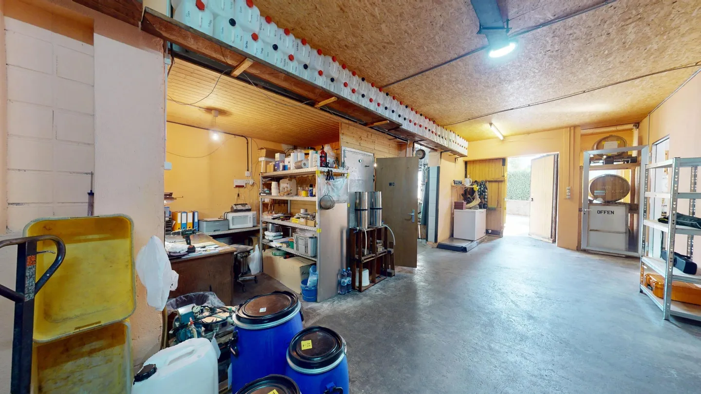 Proprietà commerciale con distilleria completamente attrezzata e potenziale di ampliamento per un ampio appartamento di 5½ stanze - Foto 4 di 13