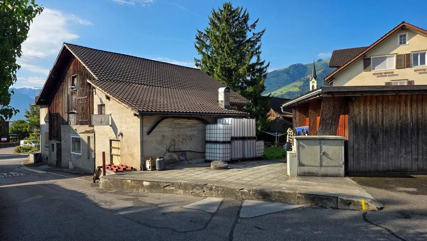 Proprietà commerciale con distilleria completamente attrezzata e potenziale di ampliamento per un ampio appartamento di 5½ stanze - Foto 1 di 13