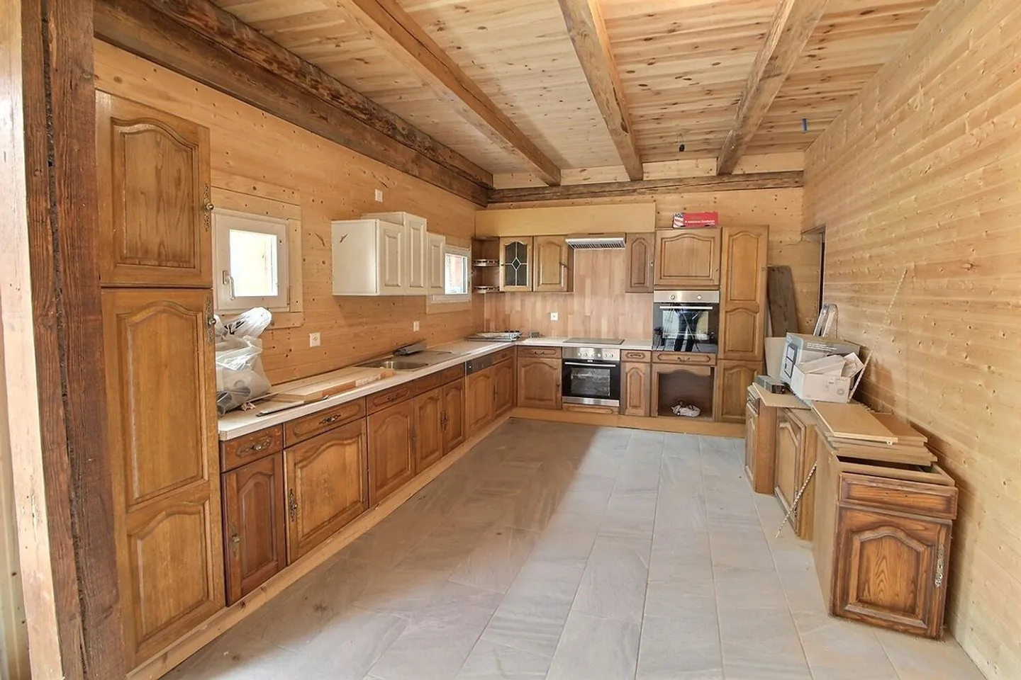 In a farmhouse: Large apartment to finish renovating - Photo 1 of 11