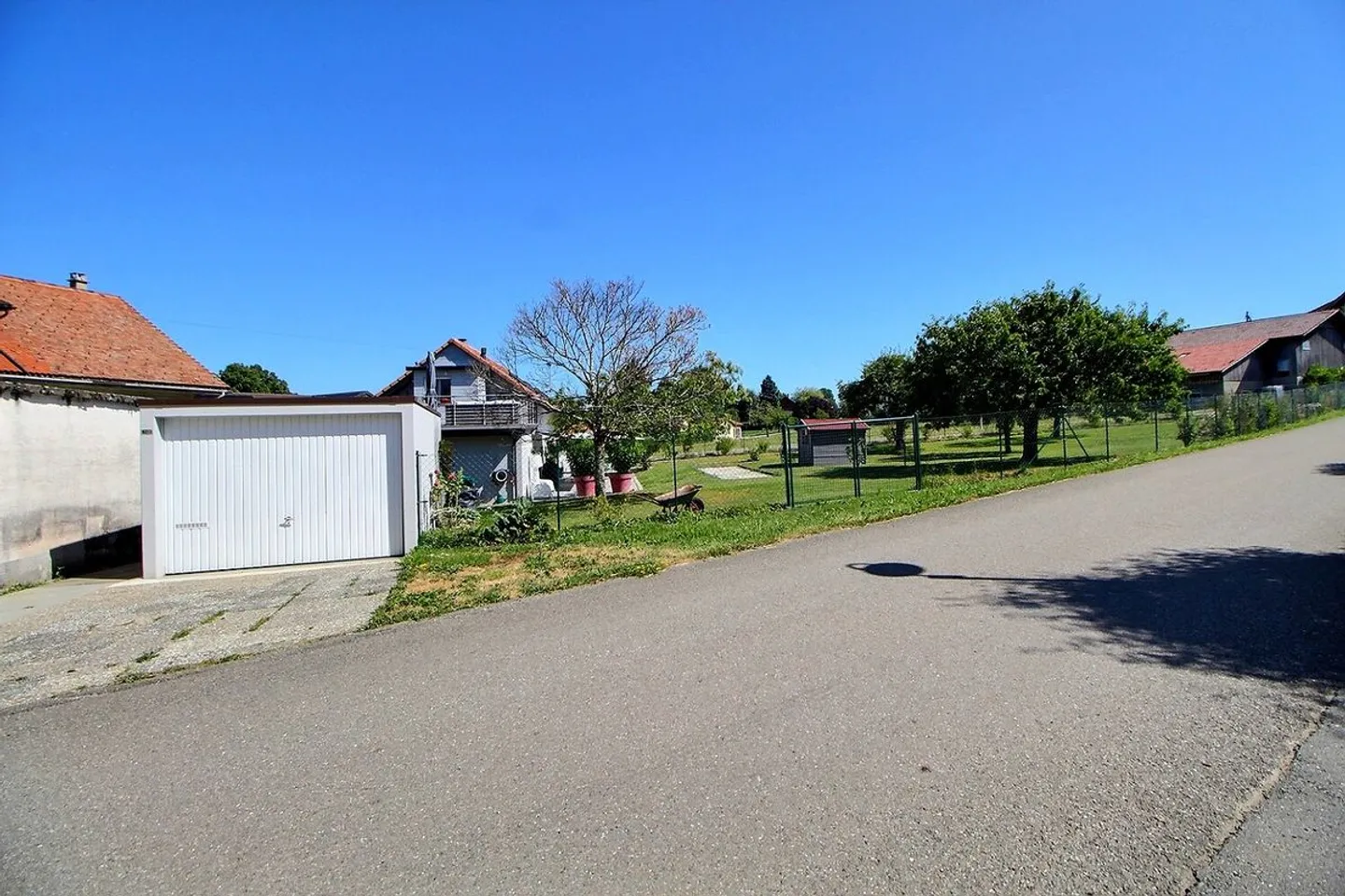 Magnificent fully renovated house consisting of 2 apartments. - Photo 3 of 12