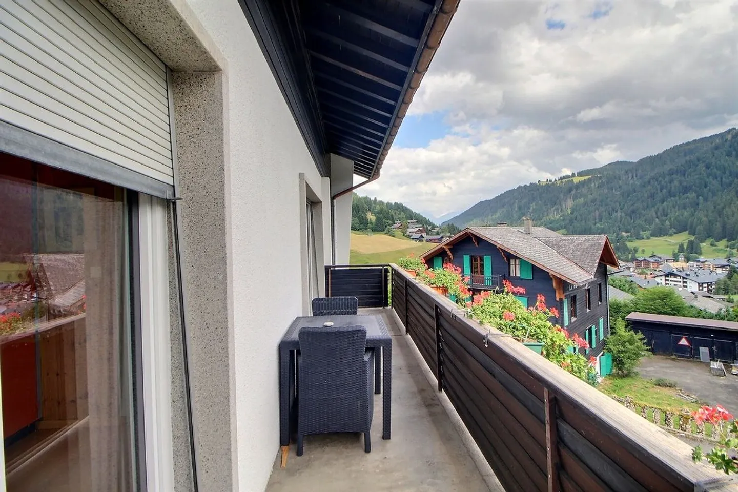 MAGNIFICENT 4.5-ROOM APARTMENT IN THE HEART OF MORGINS VILLAGE - Photo 2 of 11