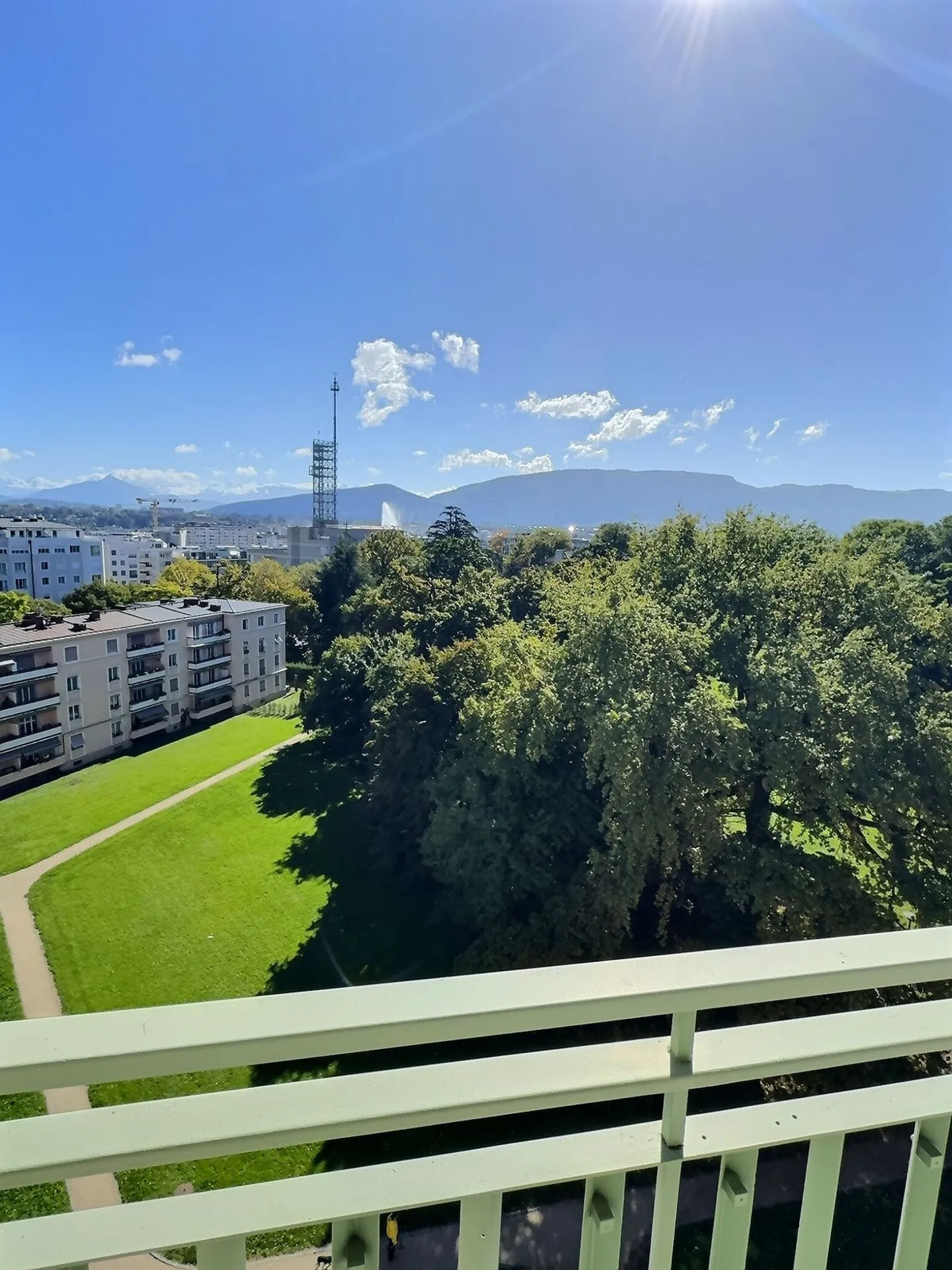 Magnificent crossing penthouse with Mont-Blanc and Jet d'Eau view in the Nations district. CASATAX - Photo 2 of 13