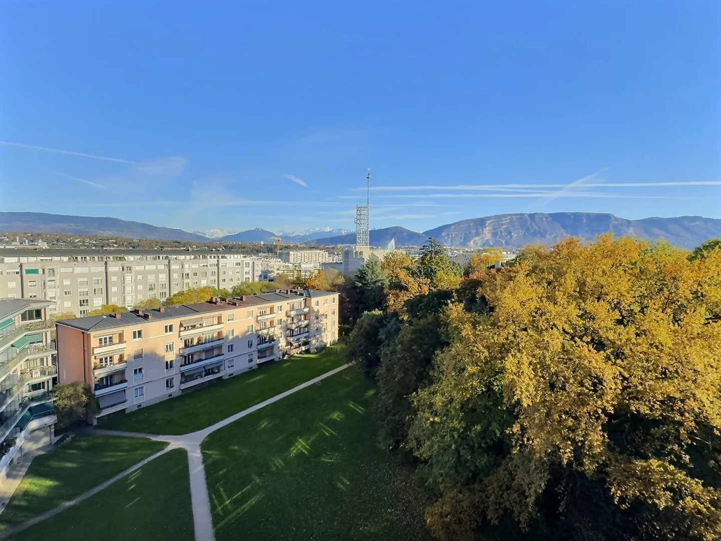 Magnificent crossing penthouse with Mont-Blanc and Jet d'Eau view in the Nations district. CASATAX - Photo 1 of 13