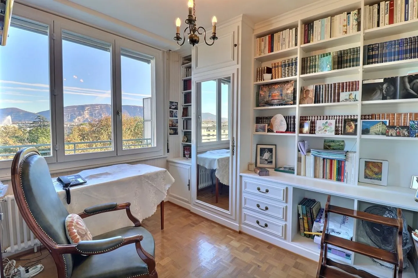 Magnificent crossing penthouse with Mont-Blanc and Jet d'Eau view in the Nations district. CASATAX - Photo 7 of 13