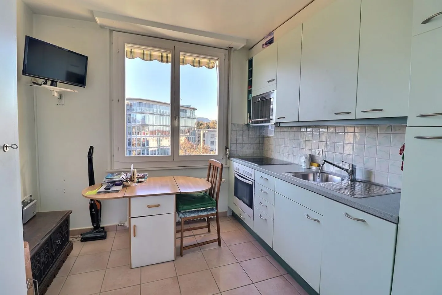 Magnificent crossing penthouse with Mont-Blanc and Jet d'Eau view in the Nations district. CASATAX - Photo 3 of 13