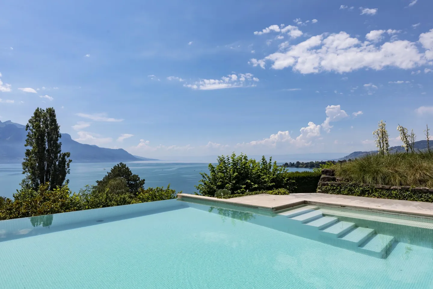 Proprietà di Maestro di 12 stanze con piscina esterna - Foto 2 di 13