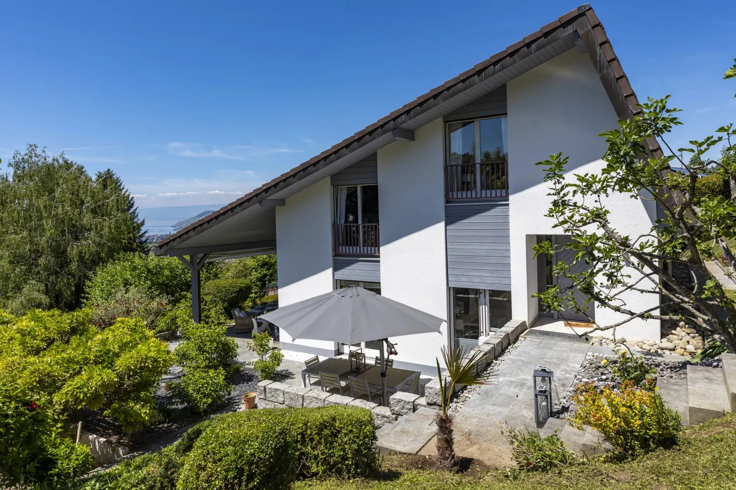 Superb 6.5-room property in a green setting with lake view - Photo 1 of 13