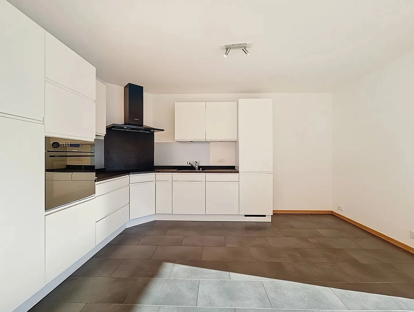 Superbo appartamento di 4 stanze con terrazza e giardino - Foto 5 di 10