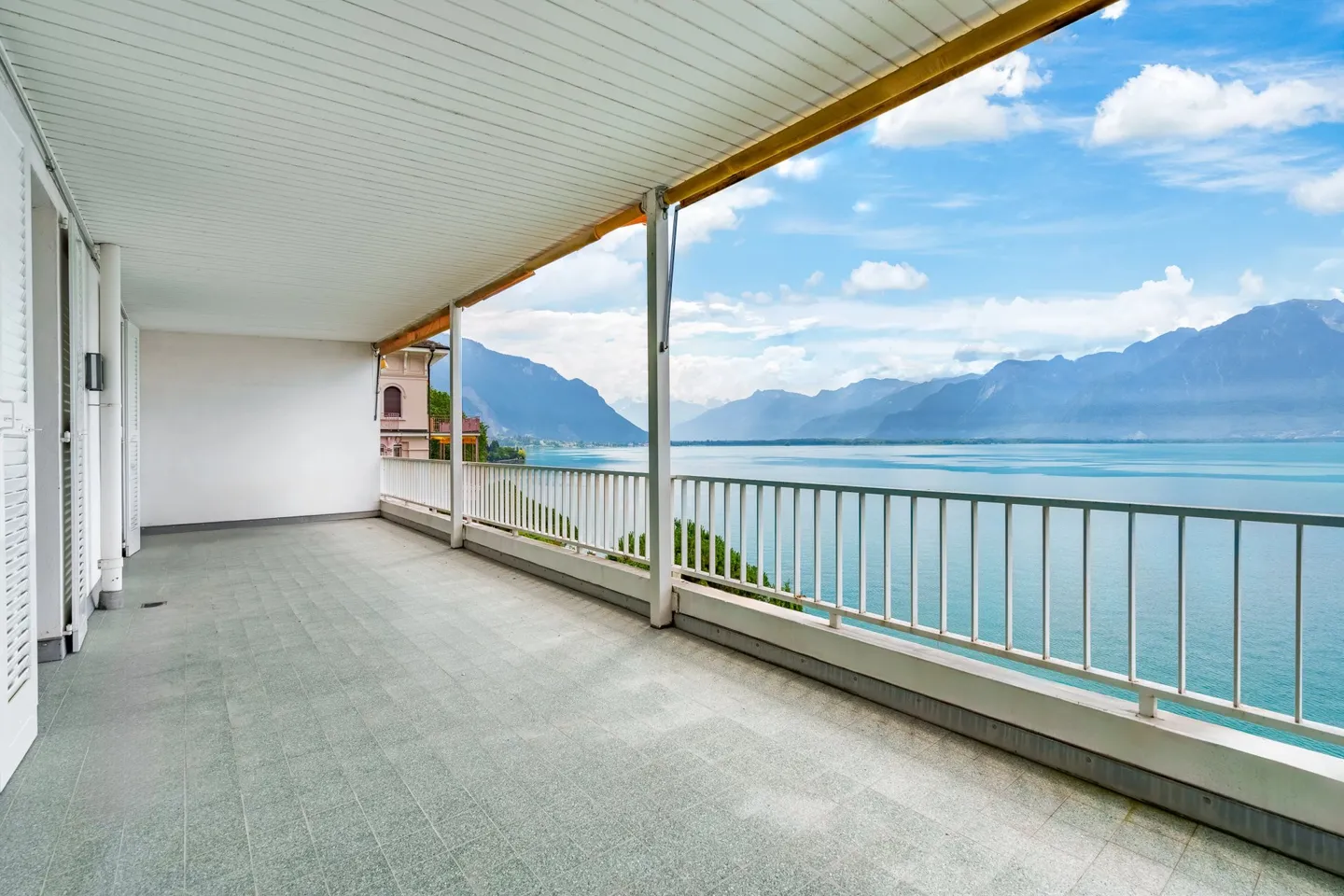 Superb apartment on the lake front - Photo 7 of 12
