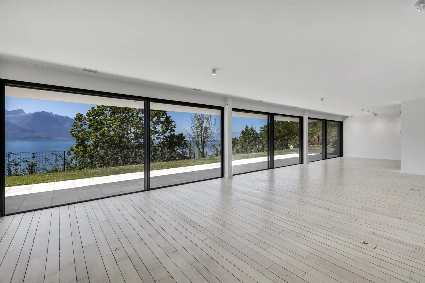 Superb 5.5 room duplex overlooking Lake Geneva - Photo 5 of 13