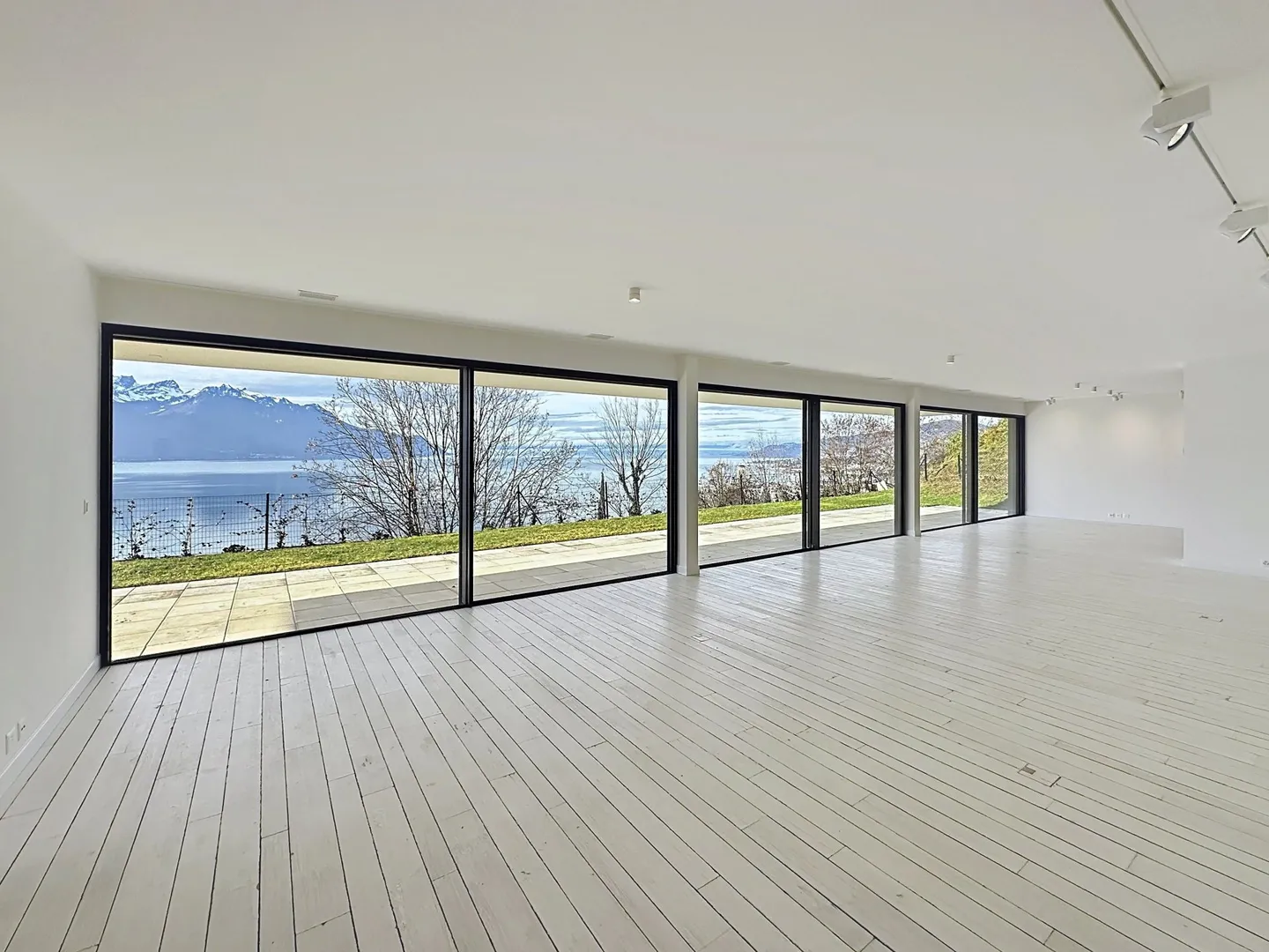 Superb 5.5 room duplex overlooking Lake Geneva - Photo 6 of 13