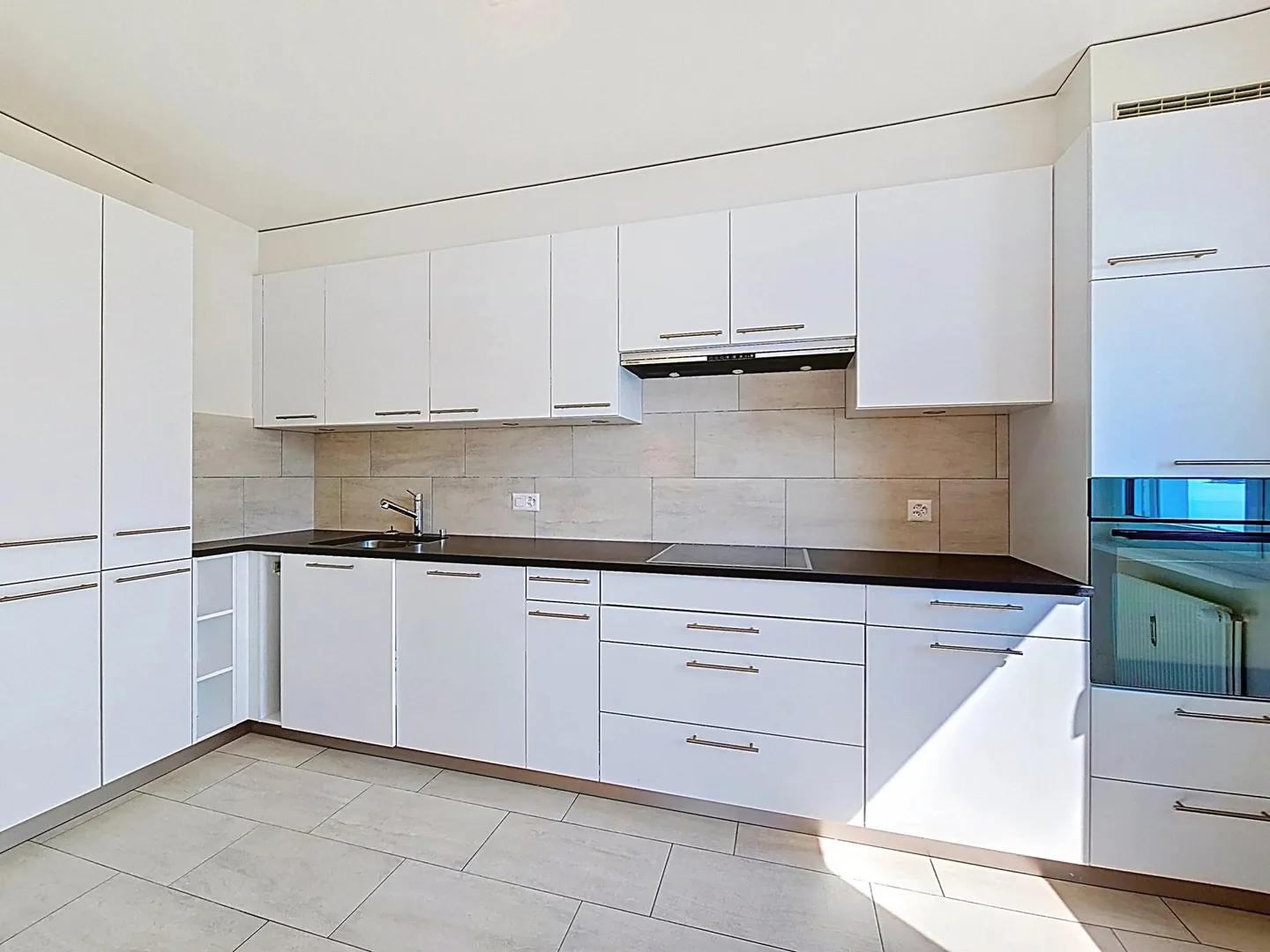 Splendide appartement rénové avec place d'amarrage dans port privé - Photo 7 of 13