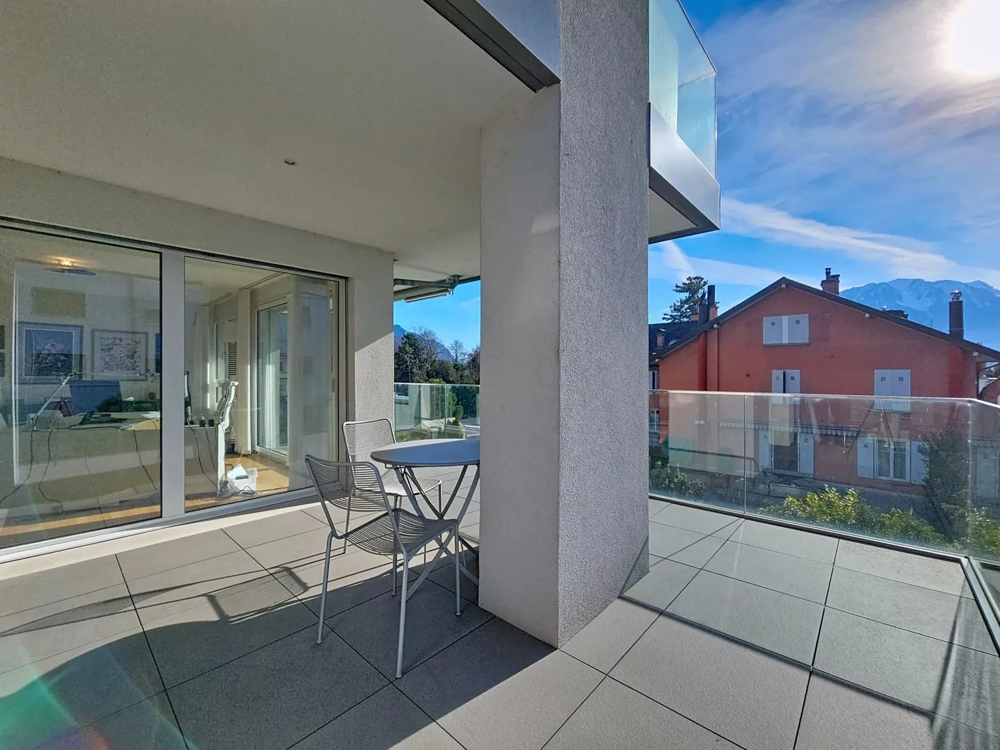 Beautiful 4.5-room apartment just steps from the lake - Photo 2 of 12