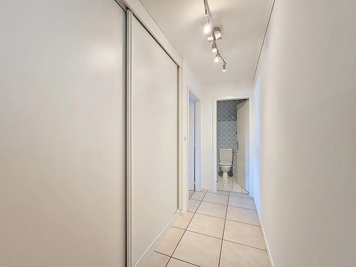 Investitore speciale, bel appartamento di 2 stanze con posto auto interno, vicino al lago - Foto 7 di 9