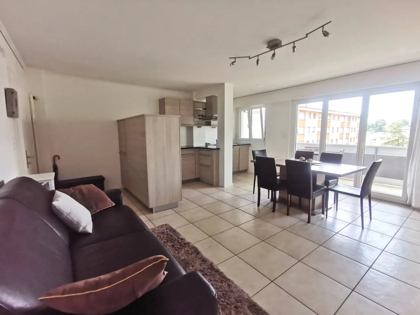 Investitore speciale, bel appartamento di 2 stanze con posto auto interno, vicino al lago - Foto 1 di 9