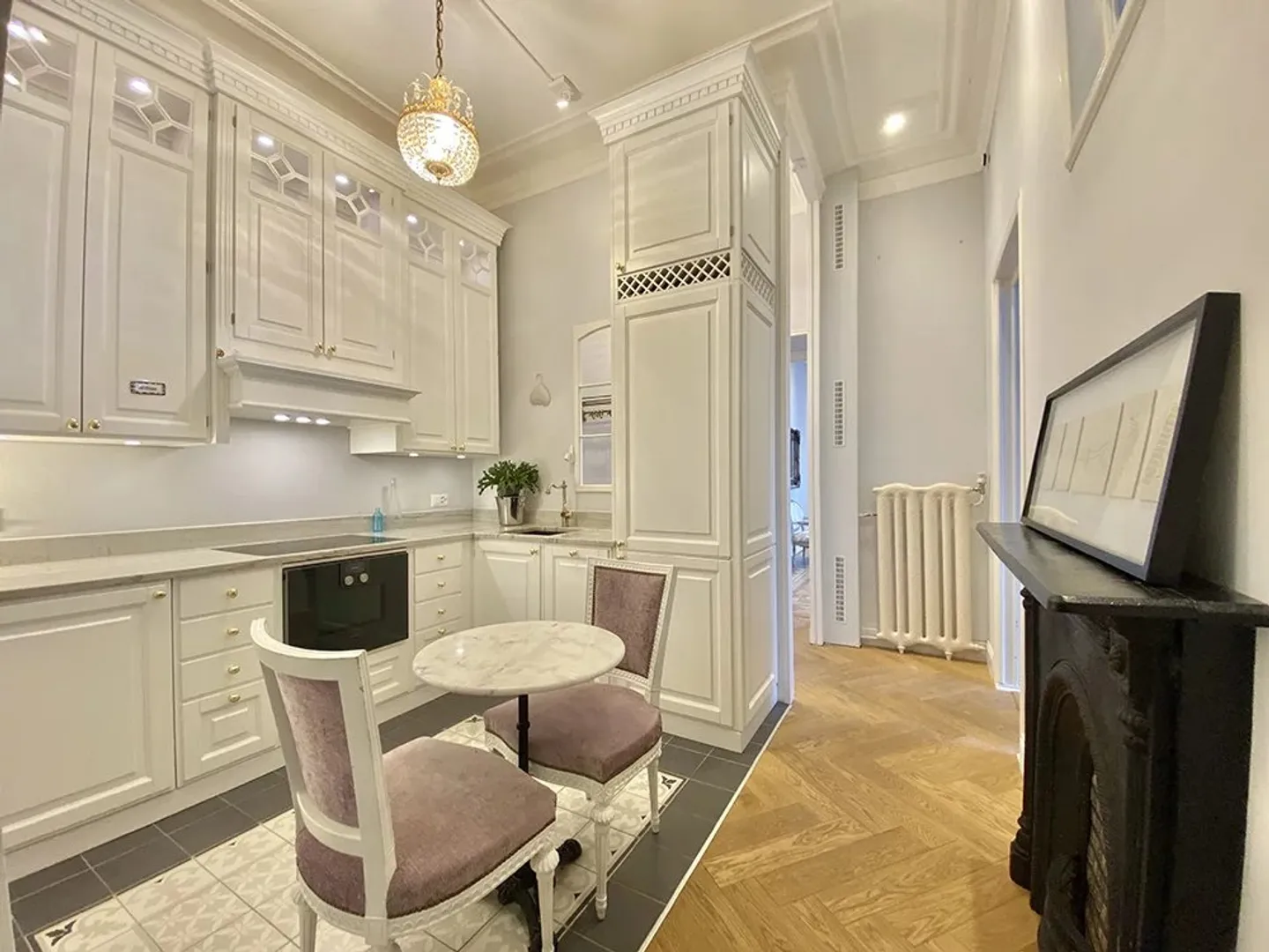 Bellissimo appartamento di 3 stanze con soffitto alto - Foto 5 di 8